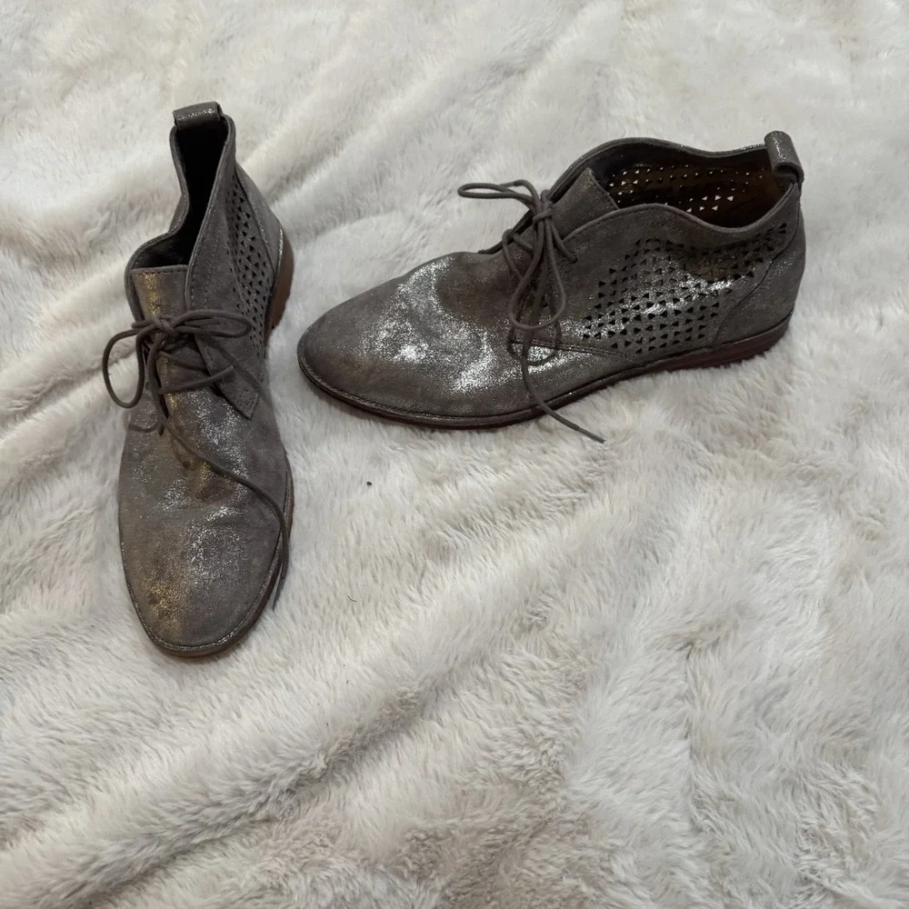Trask Addy Womens‎ Size 8.5 M Perf Metallic Suede Chukka Ankle Boots 36-1245